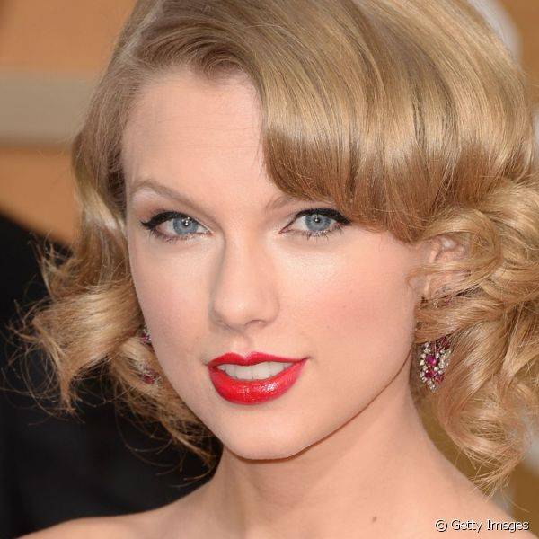 Taylor Swift gosta de delineados bem chamativos e no estilo gatinho